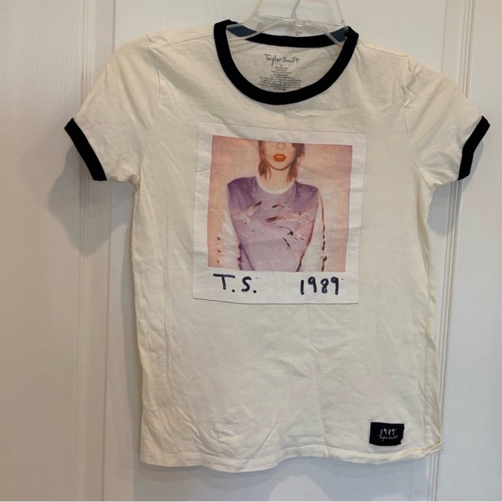 🕶️ 1989 Taylor Swift White and Black Short Sleeve Tee